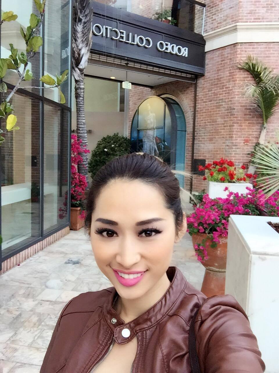 Hinh anh 'Bom goi cam' Quynh Thy tha dang sexy tai My 7