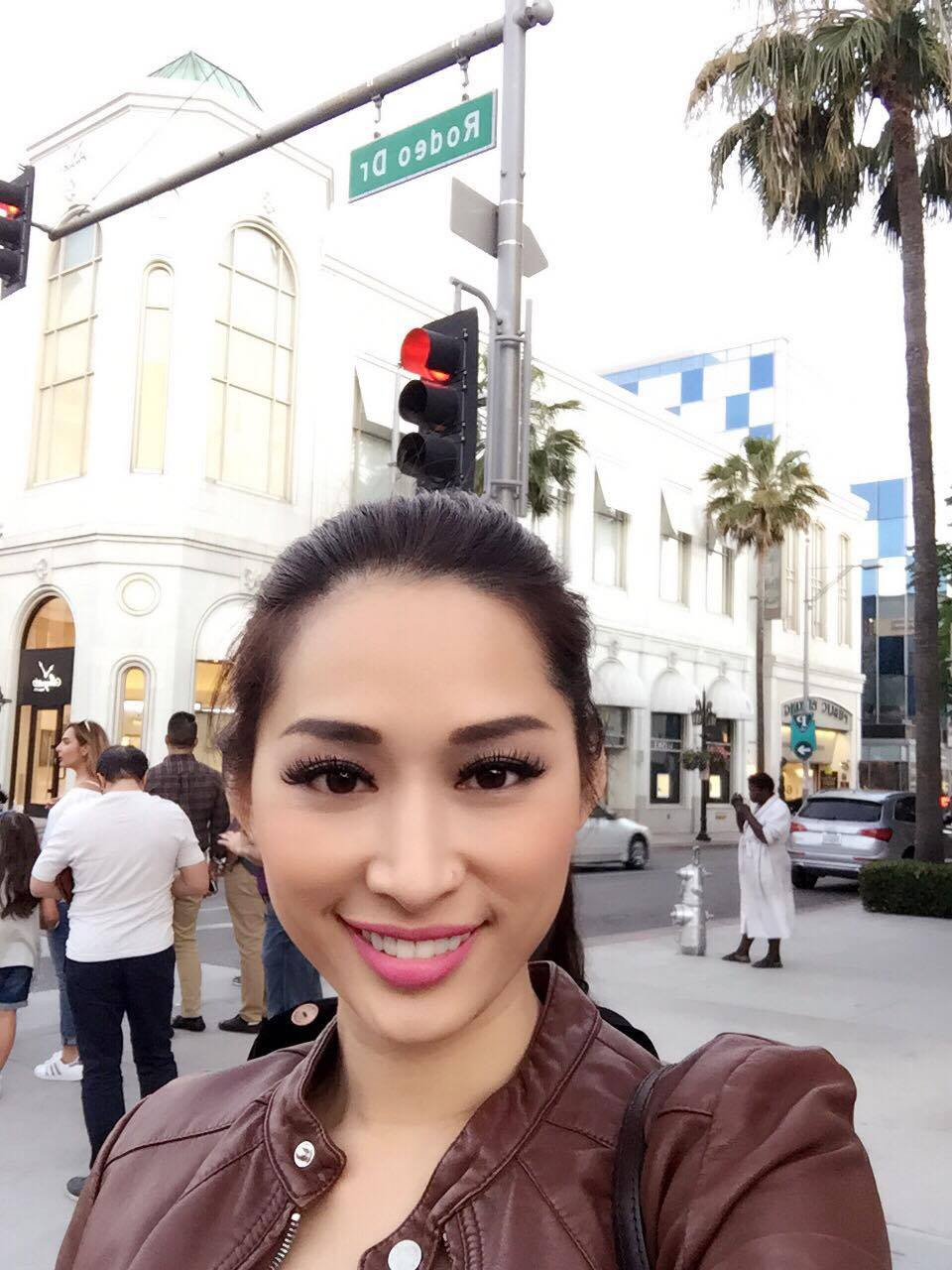 Hinh anh 'Bom goi cam' Quynh Thy tha dang sexy tai My 8