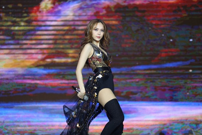 ho-ngoc-ha-minh-hang-duoc-xep-hat-xen-ke-nhau-khi-dien-trong-cung-1-show-10