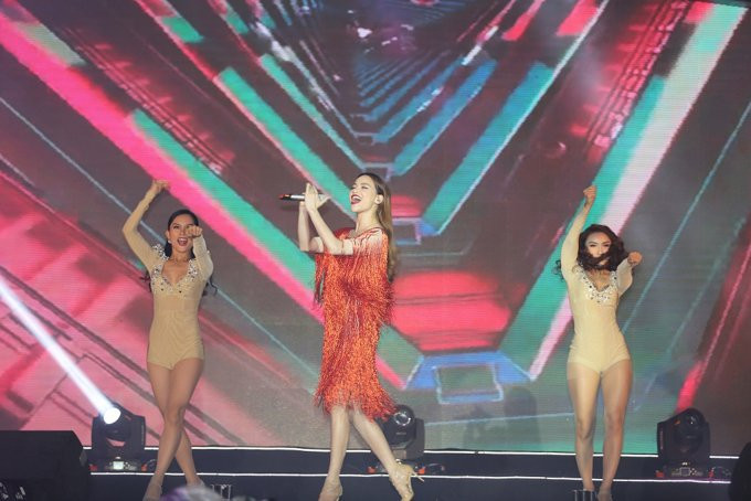 ho-ngoc-ha-minh-hang-duoc-xep-hat-xen-ke-nhau-khi-dien-trong-cung-1-show-1