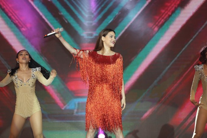 ho-ngoc-ha-minh-hang-duoc-xep-hat-xen-ke-nhau-khi-dien-trong-cung-1-show-4