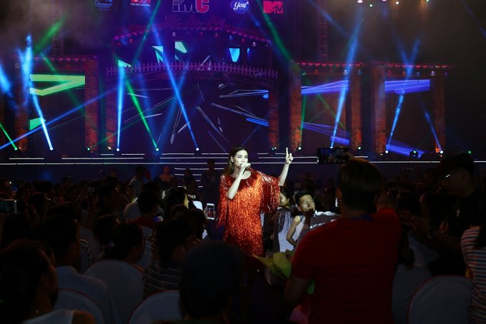 ho-ngoc-ha-minh-hang-duoc-xep-hat-xen-ke-nhau-khi-dien-trong-cung-1-show-2