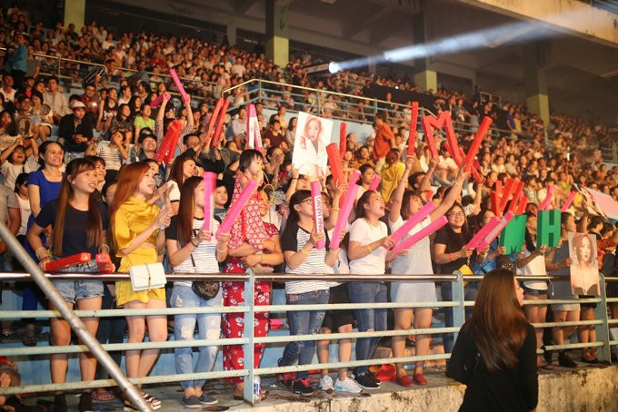 ho-ngoc-ha-minh-hang-duoc-xep-hat-xen-ke-nhau-khi-dien-trong-cung-1-show-6