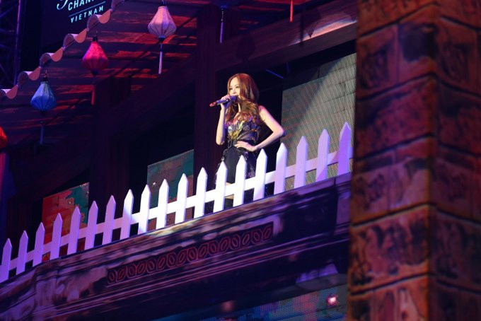 ho-ngoc-ha-minh-hang-duoc-xep-hat-xen-ke-nhau-khi-dien-trong-cung-1-show-7