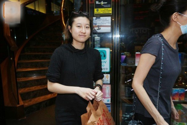 Con gai Thanh Long lo chi chit vet cua tren tay sau khi xuat vien hinh anh 3