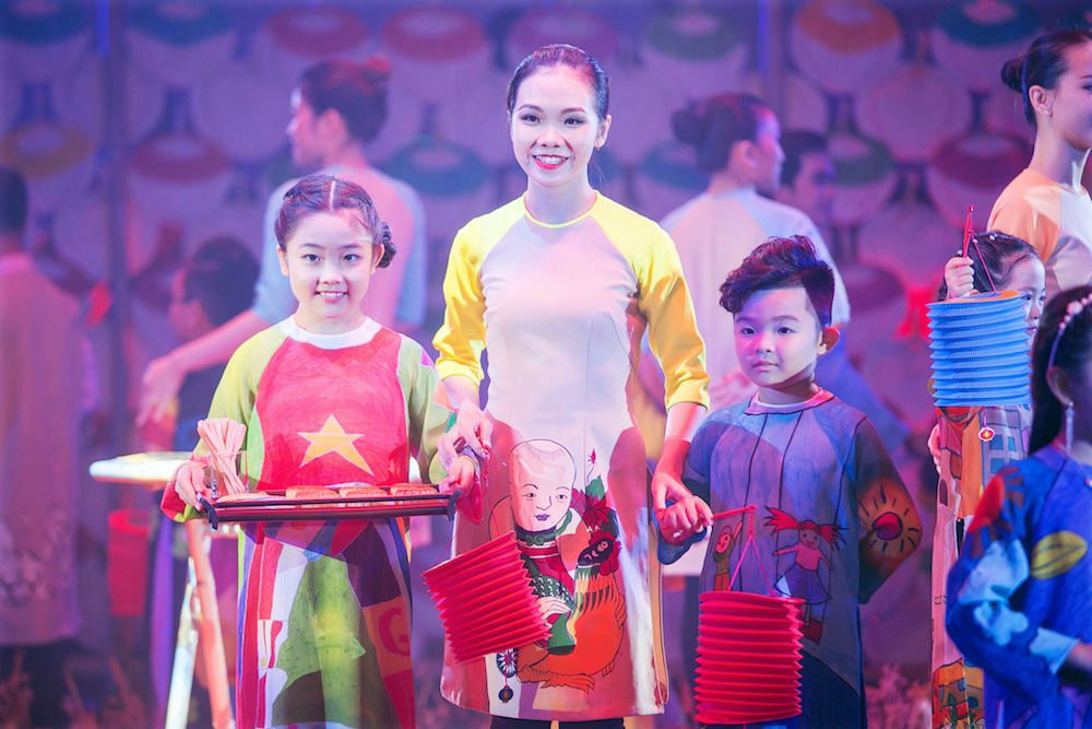 trinh dien ao dai tre em si hoang