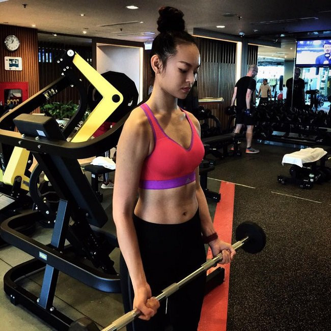 thoi trang phong gym qua kheu goi cua loat my nu viet co vong 3 no nang hinh anh 11