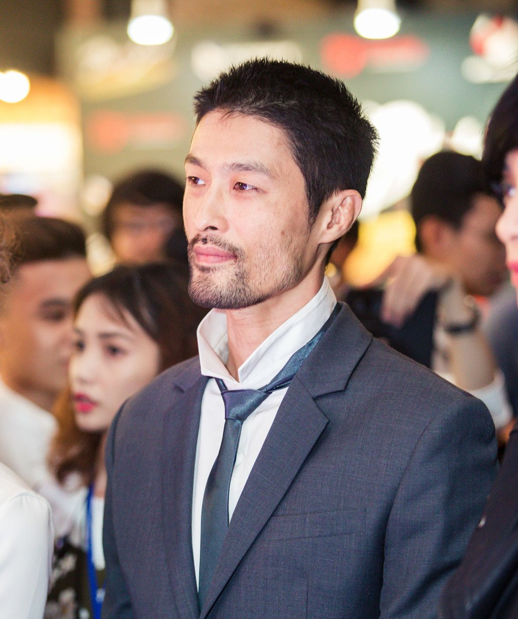 Johnny Tri Nguyen: 'Neu Flores thach dau, toi se moi len vo dai' hinh anh 1