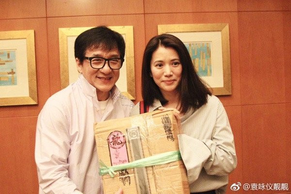 Thanh Long han gan quan he voi Hoa hau Hong Kong sau 22 nam hinh anh 1