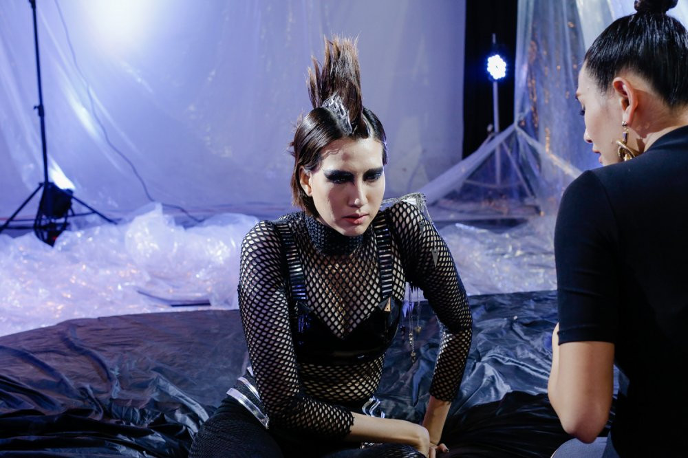 Photoshoot Upside Down (4) 4