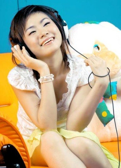 cô hợp tác với Nguyễn Prodution. Lương Bích Hữu chính thức ra album đầu tay mang tên Cô gái Trung Hoa. Đầu năm 2007 Lương Bích Hữu cùng Yến Trang, Yến Nhi, Minh Trang và Bích Trâm thành lập nhóm Ngũ Long Công Chúa. Nhóm nhạc này cũng chỉ hoạt động được một thời gian ngắn rồi tan rã không lâu sau đó, cô chính thức bắt đầu sự nghiệp solo.