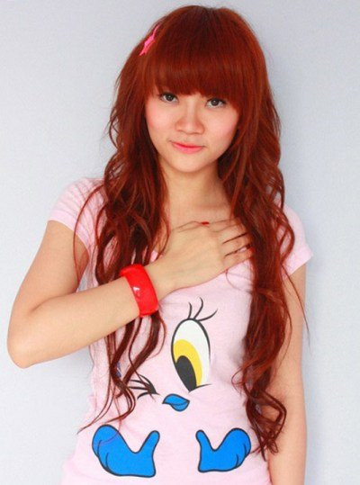 trước khi là thành viên của nhóm H.A.T cô cũng từng là giọng ca của Mây Trắng. Đến khi H.A.T tan rã thì cô phát triển sự nghiệp cho riêng mình. Có gương mặt ưa nhìn và giọng ca ấm, ngọt ngào Thu Thủy đã thu hút được lượng lớn fan hâm mộ, đặc biệt là tuổi teen. Cô nàng đa tài này còn lấn sân sang bộ môn dance-sport, may mắn đã mỉm cười với cô khi xuất sắc đạt giải quán quân trong chương trình Bước nhảy hoàn vũ mùa thứ 5. Vào cuối năm 2015, giọng ca Microphone chính thức theo chàng về dinh cùng mối tình 15 năm. Thu Thủy rất may mắn trong đường tình duyên nên cuộc sống sau hôn nhân của cô khá viên mãn, tuy đôi lúc có rắc rối và mâu thuẫn nhưng đều giải quyết ổn thỏa. Cô hạ sinh con trai đầu lòng vào năm 2016, sinh xong nữ ca sĩ tích cực lấy lại vóc dáng và cho ra mắt sản phẩm.