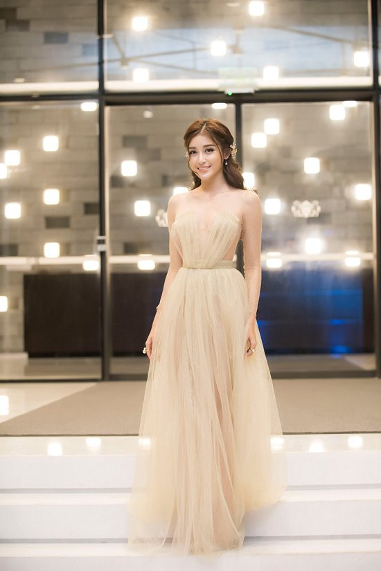 huyen-my-ho-chung-muc-phuong-mai-tao-bao-khoe-da-thit