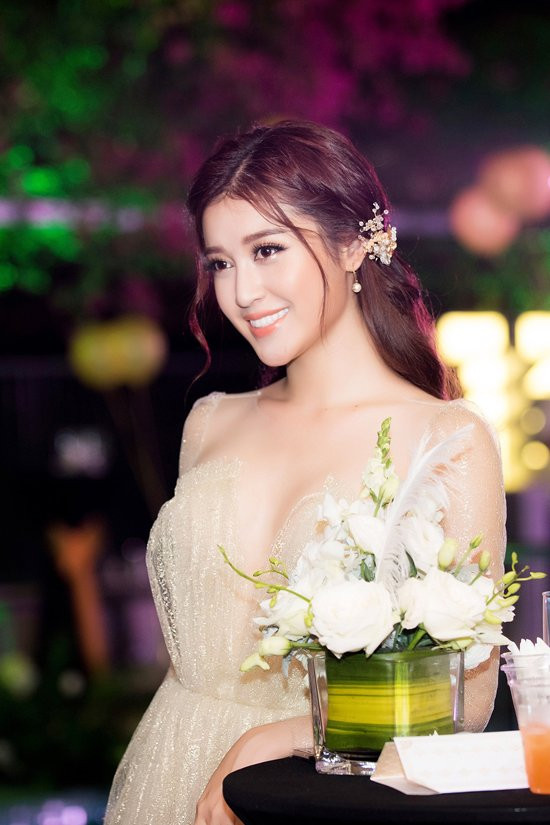 huyen-my-ho-chung-muc-phuong-mai-tao-bao-khoe-da-thit-4