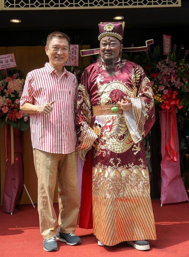 'Bao Cong' Kim Sieu Quan viet di chuc cam vo cuoi trai tre hinh anh 1