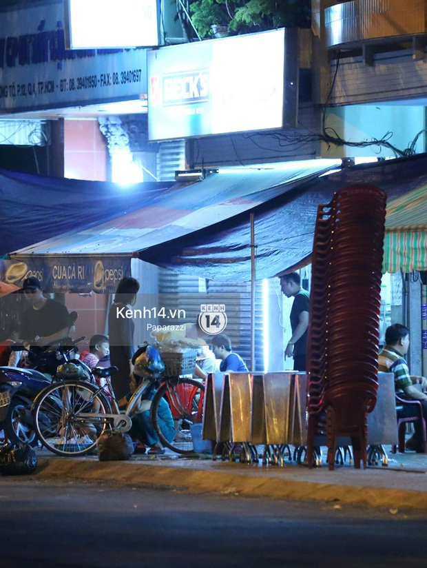 Mặc kệ dân mạng nghi ngờ là MC trong chuyện tình của Đào Bá Lộc, Trấn Thành vẫn hạnh phúc đi ăn đêm cùng Hari Won - Ảnh 7.