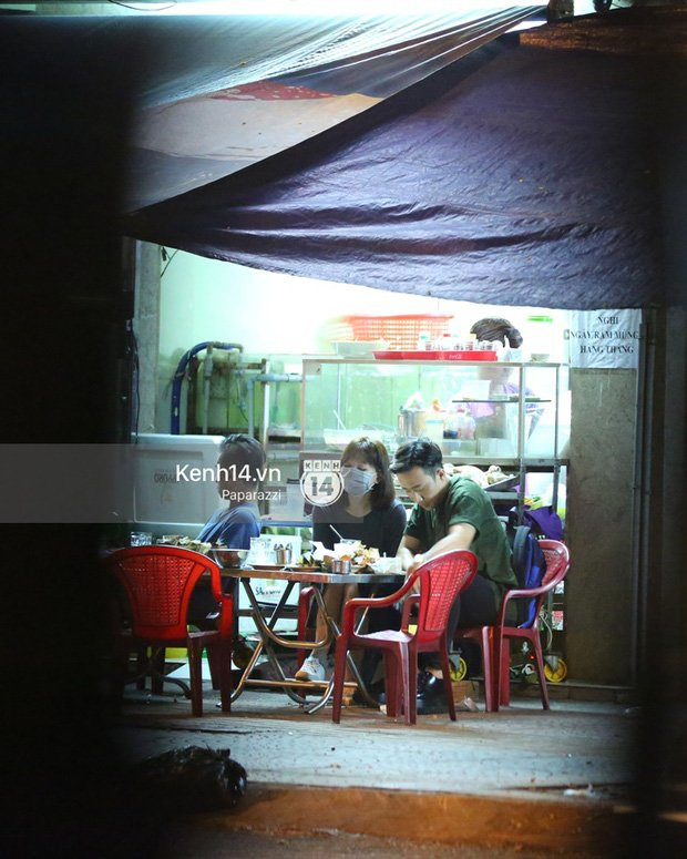 Mặc kệ dân mạng nghi ngờ là MC trong chuyện tình của Đào Bá Lộc, Trấn Thành vẫn hạnh phúc đi ăn đêm cùng Hari Won - Ảnh 12.