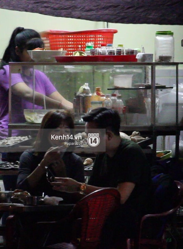 Mặc kệ dân mạng nghi ngờ là MC trong chuyện tình của Đào Bá Lộc, Trấn Thành vẫn hạnh phúc đi ăn đêm cùng Hari Won - Ảnh 10.