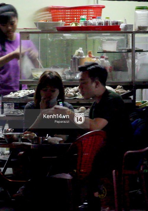 Mặc kệ dân mạng nghi ngờ là MC trong chuyện tình của Đào Bá Lộc, Trấn Thành vẫn hạnh phúc đi ăn đêm cùng Hari Won - Ảnh 9.