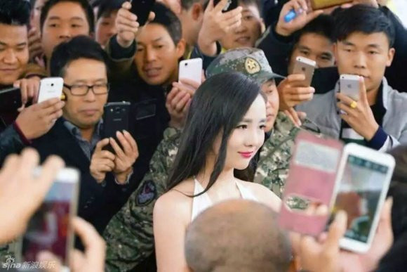 Nổi tiếng xổi kiểu Can Lộ Lộ: Khi xưa thành danh vì ăn mặc phản cảm, ngày nay kiếm tiền chật vật tại các quán karaoke - Ảnh 2.