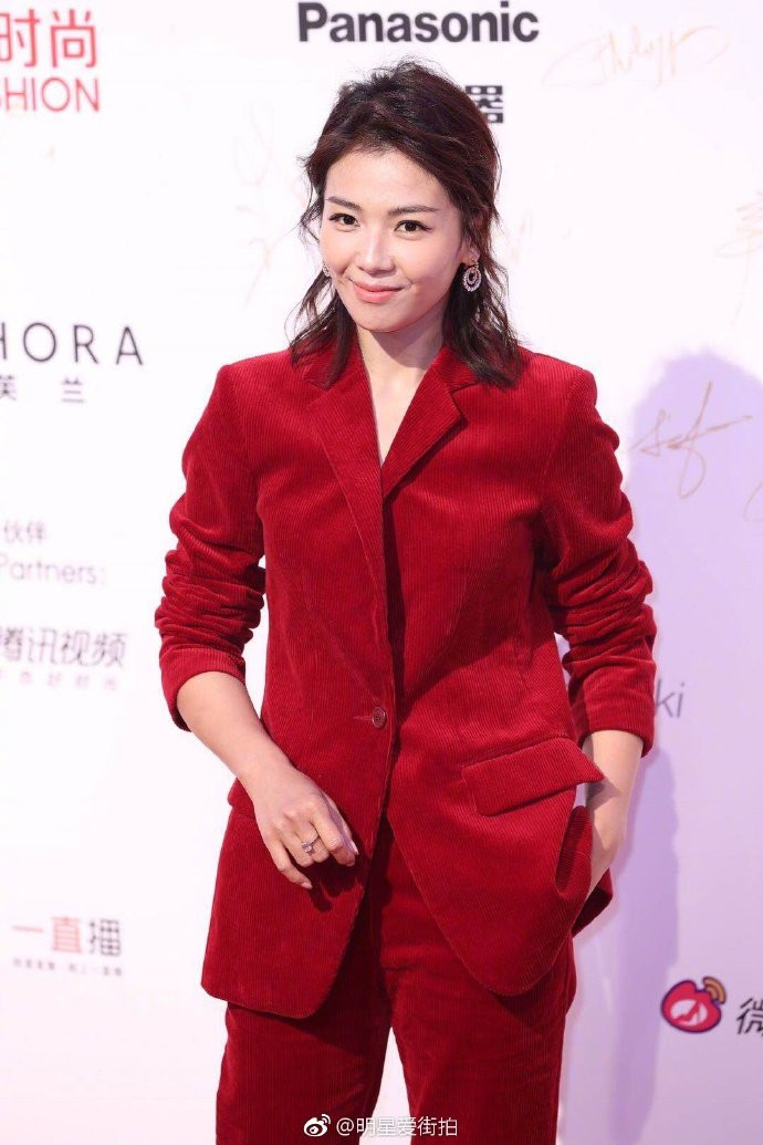 Thảm đỏ ELLE: Angela Baby cạnh tranh nhan sắc Địch Lệ Nhiệt Ba, HH Thế giới Trương Tử Lâm khoe vòng 1 bốc lửa bên dàn mỹ nhân Cbiz - Ảnh 15.