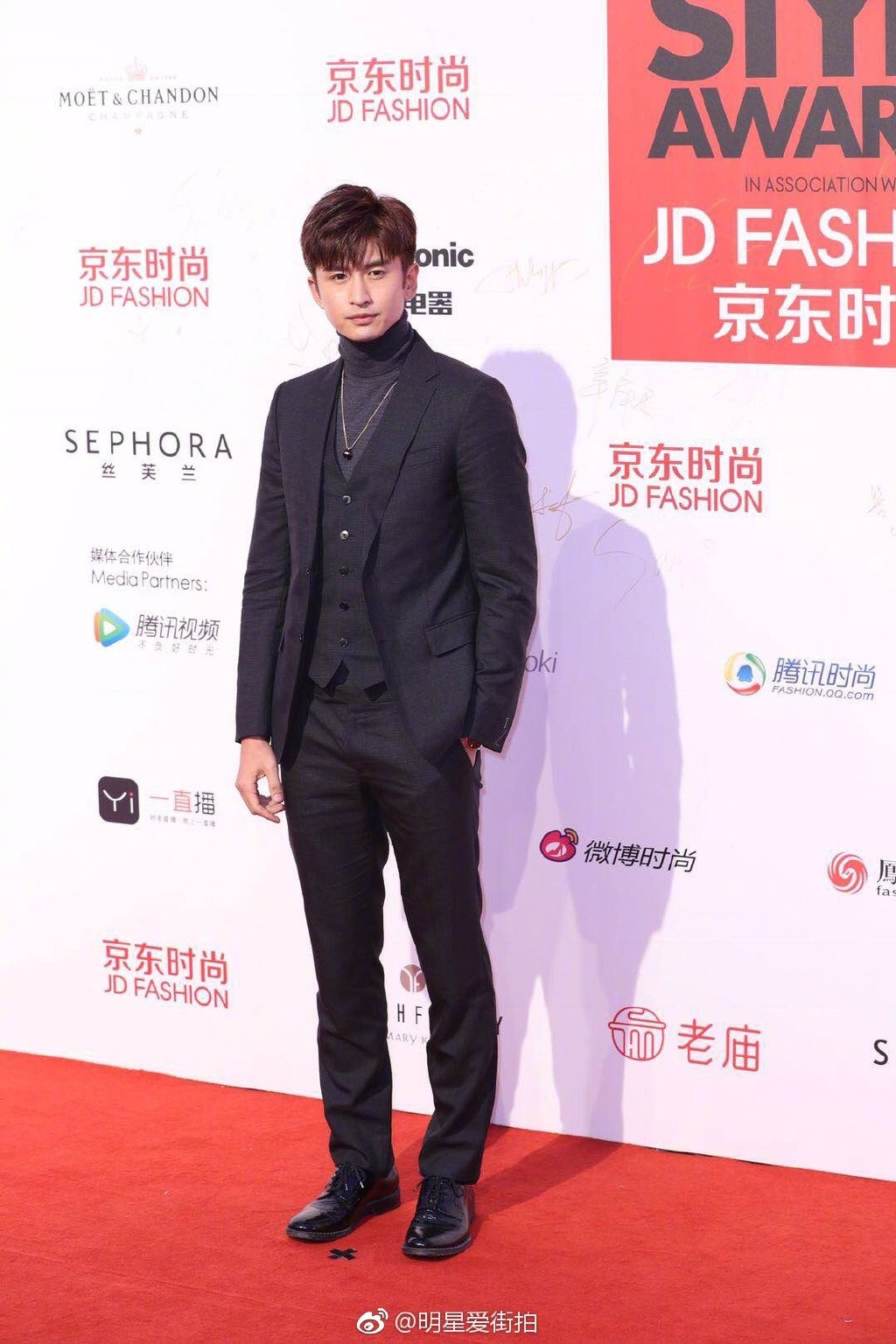 Thảm đỏ ELLE: Angela Baby cạnh tranh nhan sắc Địch Lệ Nhiệt Ba, HH Thế giới Trương Tử Lâm khoe vòng 1 bốc lửa bên dàn mỹ nhân Cbiz - Ảnh 16.