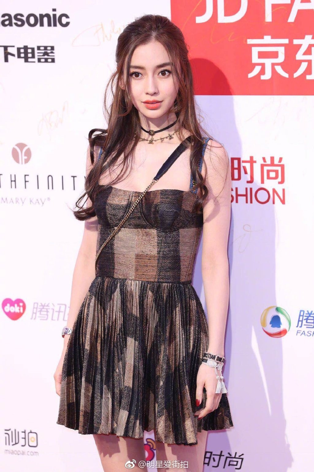 Thảm đỏ ELLE: Angela Baby cạnh tranh nhan sắc Địch Lệ Nhiệt Ba, HH Thế giới Trương Tử Lâm khoe vòng 1 bốc lửa bên dàn mỹ nhân Cbiz - Ảnh 3.