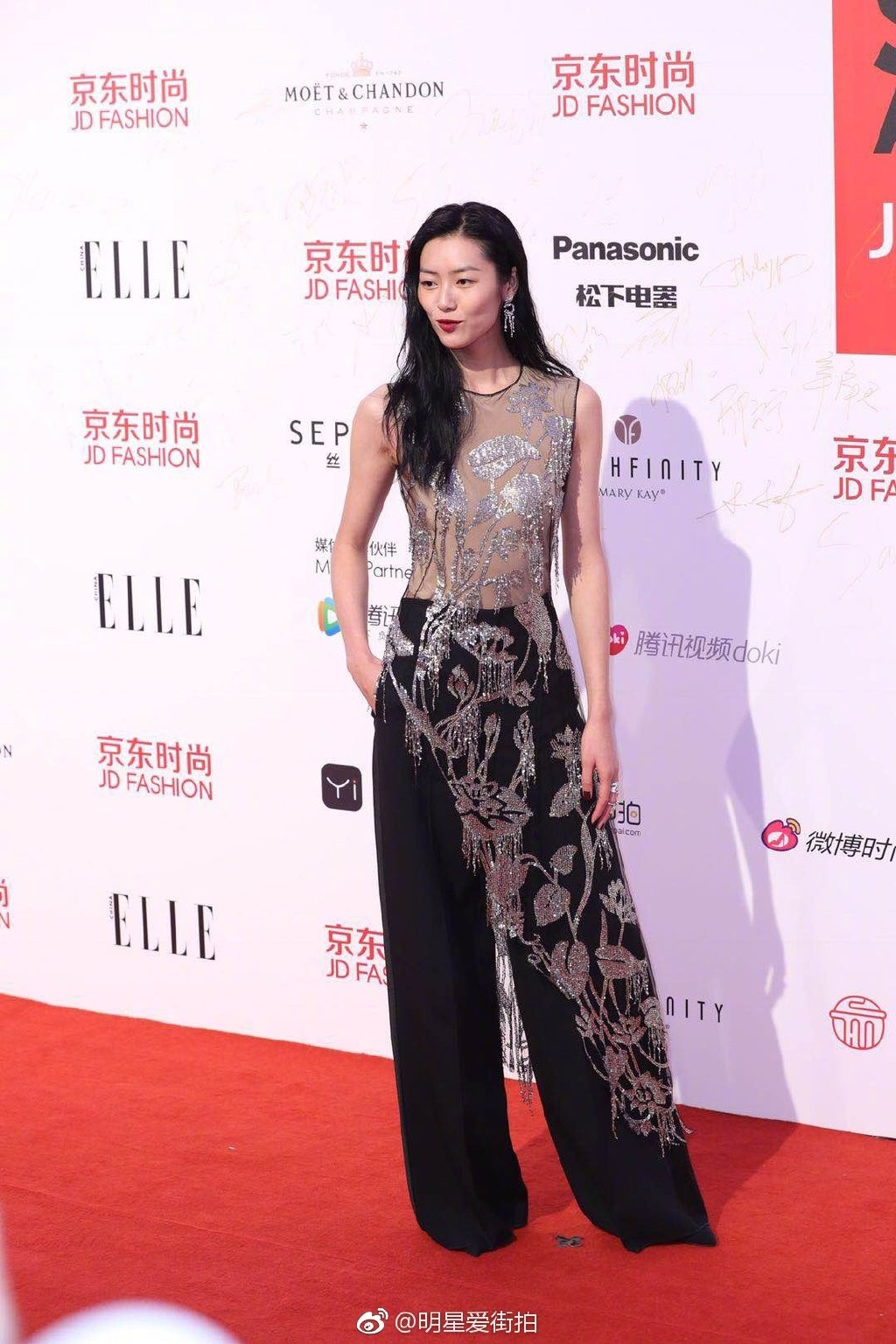 Thảm đỏ ELLE: Angela Baby cạnh tranh nhan sắc Địch Lệ Nhiệt Ba, HH Thế giới Trương Tử Lâm khoe vòng 1 bốc lửa bên dàn mỹ nhân Cbiz - Ảnh 10.