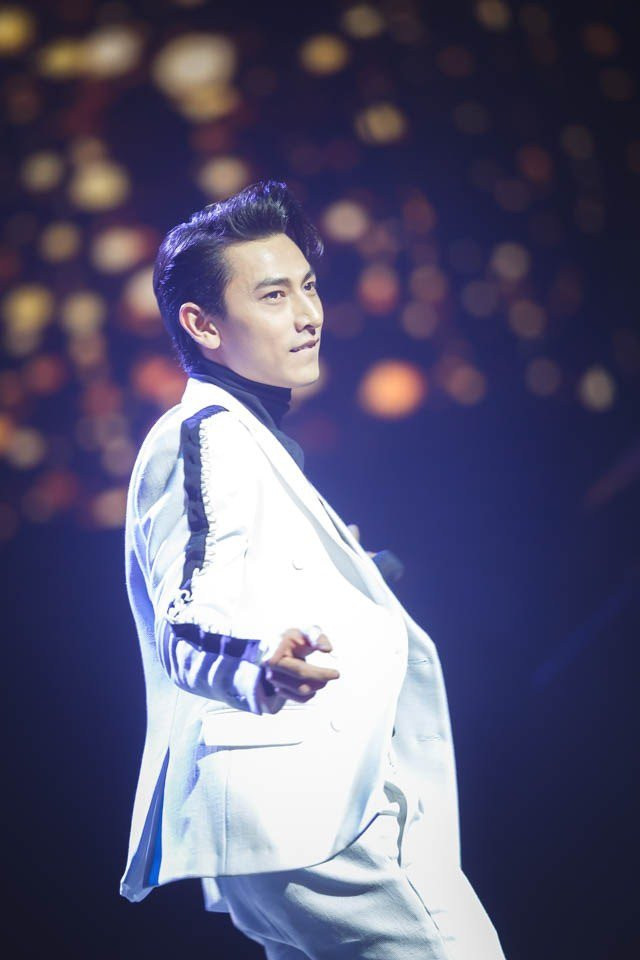 Hon 4.000 khan gia xem live show cua Hong Ngoc o My hinh anh 6