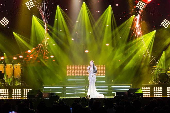 Hon 4.000 khan gia xem live show cua Hong Ngoc o My hinh anh 2