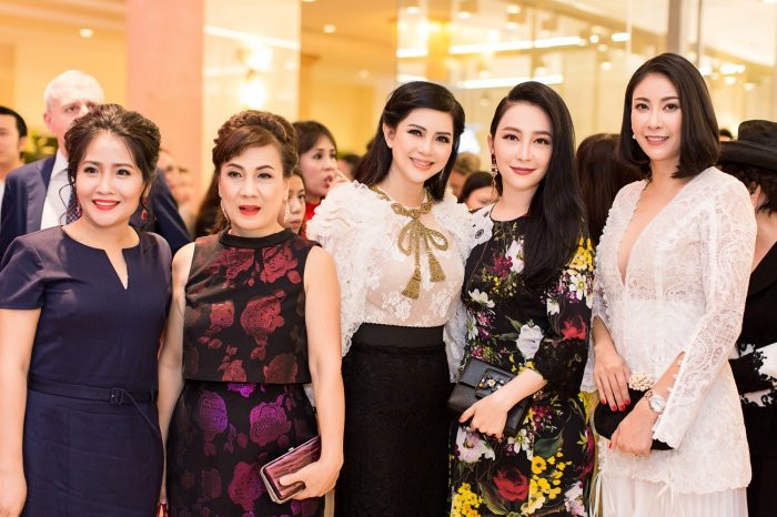 batch_Doanh nhan Thuy Tien cung Hoa hau Ha Kieu Anh va dien vien mua Linh Nga 6