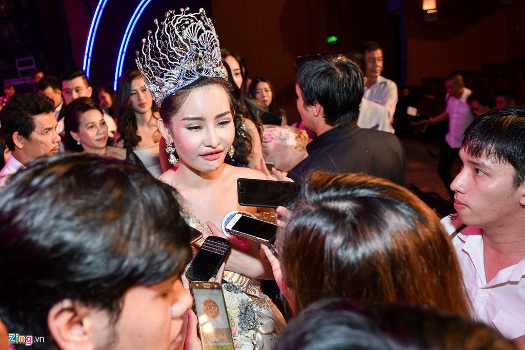 Dan mang che Hoa hau Dai duong 2017 kem sac hinh anh 4