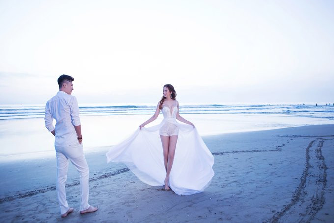 anh-cuoi-tren-bien-cua-lam-khanh-chi-va-ong-xa-kem-8-tuoi