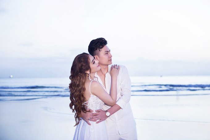 anh-cuoi-tren-bien-cua-lam-khanh-chi-va-ong-xa-kem-8-tuoi-3