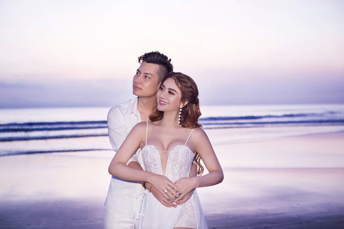 anh-cuoi-tren-bien-cua-lam-khanh-chi-va-ong-xa-kem-8-tuoi-4