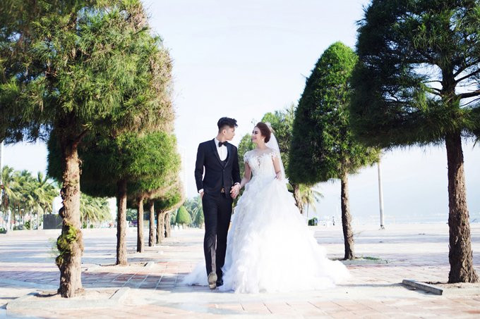 anh-cuoi-tren-bien-cua-lam-khanh-chi-va-ong-xa-kem-8-tuoi-11