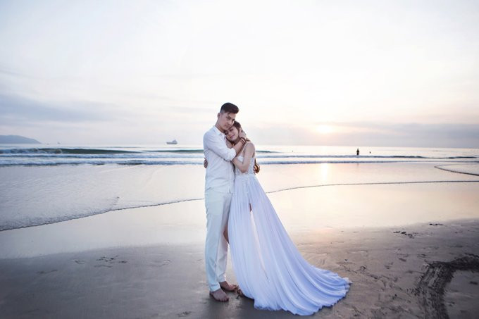 anh-cuoi-tren-bien-cua-lam-khanh-chi-va-ong-xa-kem-8-tuoi-1