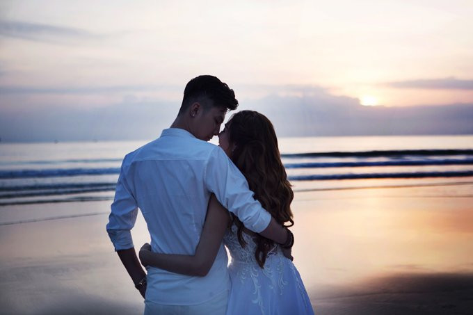 anh-cuoi-tren-bien-cua-lam-khanh-chi-va-ong-xa-kem-8-tuoi-6