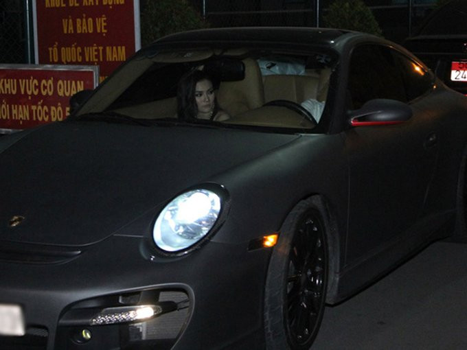 chang-duong-yeu-17-nam-cua-ca-si-thu-thuy-va-chong-dai-gia