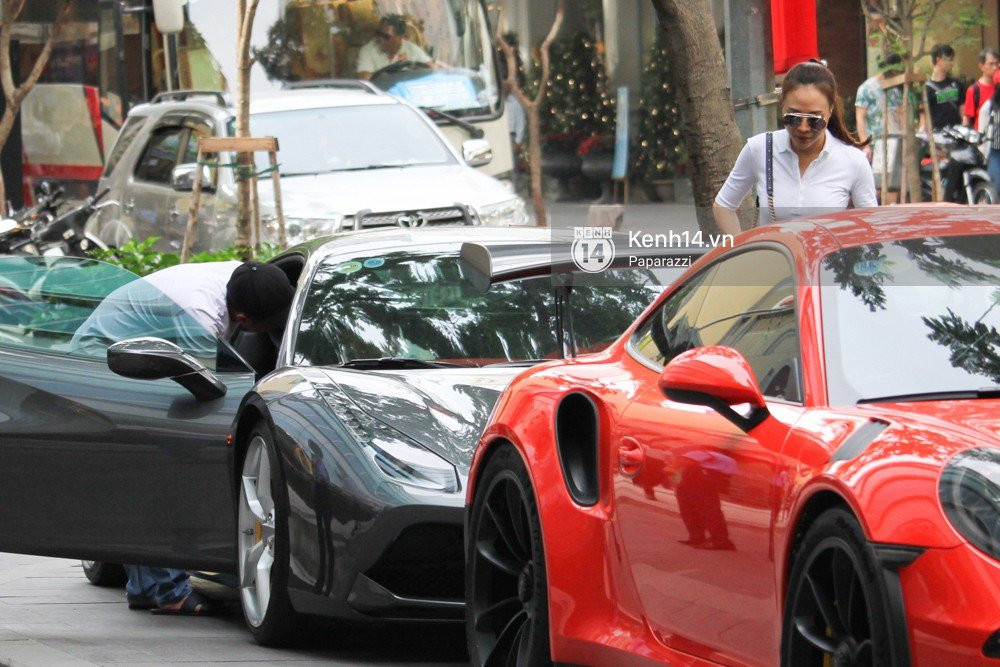 Diện đồ ton sur ton, Cường Đô la - Đàm Thu Trang và Subeo nổi bật với siêu xe trên phố - Ảnh 4.