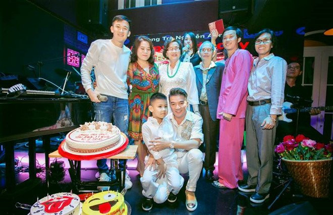 Clip Hoai Linh va Dam Vinh Hung song ca tren san khau sau nhieu nam hinh anh 1