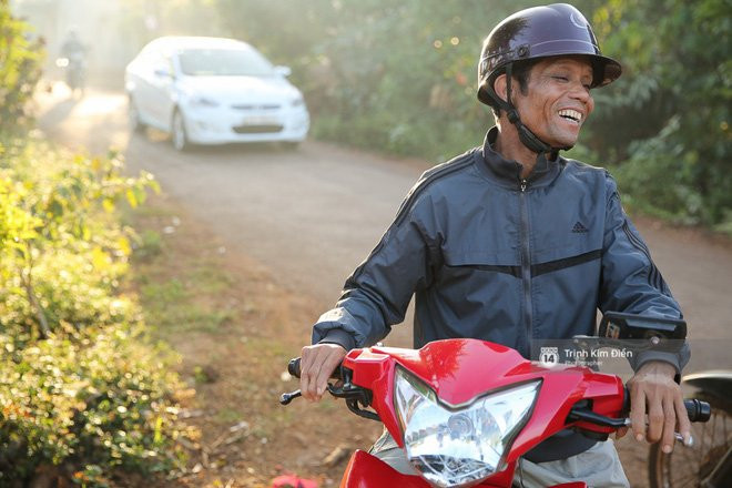 Bố HHen Niê vẫn tất bật với công việc làm ruộng, bốc vác dù con gái vừa đăng quang Hoa hậu Hoàn vũ - Ảnh 1.