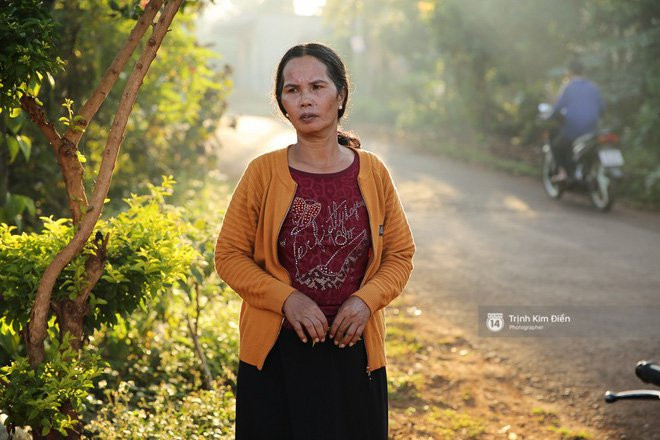 Bố HHen Niê vẫn tất bật với công việc làm ruộng, bốc vác dù con gái vừa đăng quang Hoa hậu Hoàn vũ - Ảnh 2.