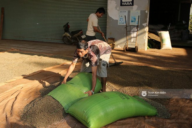 Bố HHen Niê vẫn tất bật với công việc làm ruộng, bốc vác dù con gái vừa đăng quang Hoa hậu Hoàn vũ - Ảnh 9.