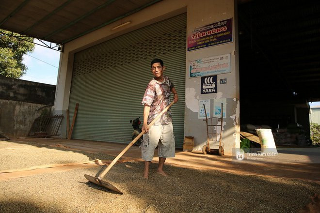 Bố HHen Niê vẫn tất bật với công việc làm ruộng, bốc vác dù con gái vừa đăng quang Hoa hậu Hoàn vũ - Ảnh 11.