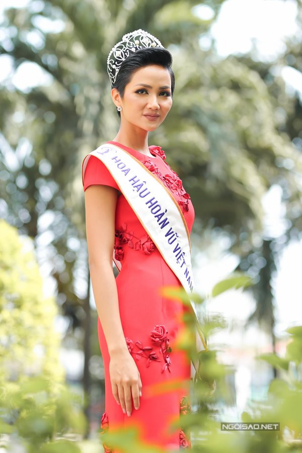 Từ nhỏ, HHen Niê đã có ý chí để vượt lên số phận, muốn được đi đây đó, phát triển hơn trong tương lai.