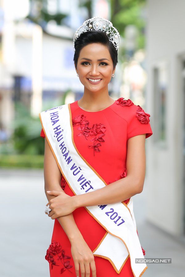 HHen Niê chưa nghĩ tới chuyện hét cát-xê sau khi đăng quang Hoa hậu.