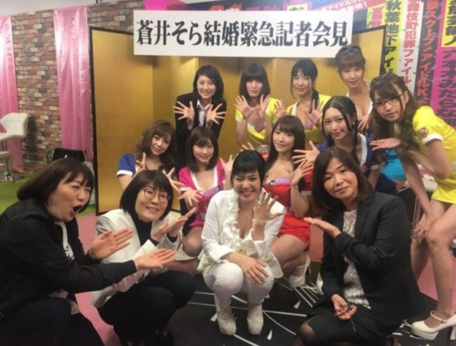 Sao nữ Nhật Bản Aoi Sora 15 năm đóng phim người lớn tổ chức họp báo về chuyện lấy chồng - Ảnh 2.