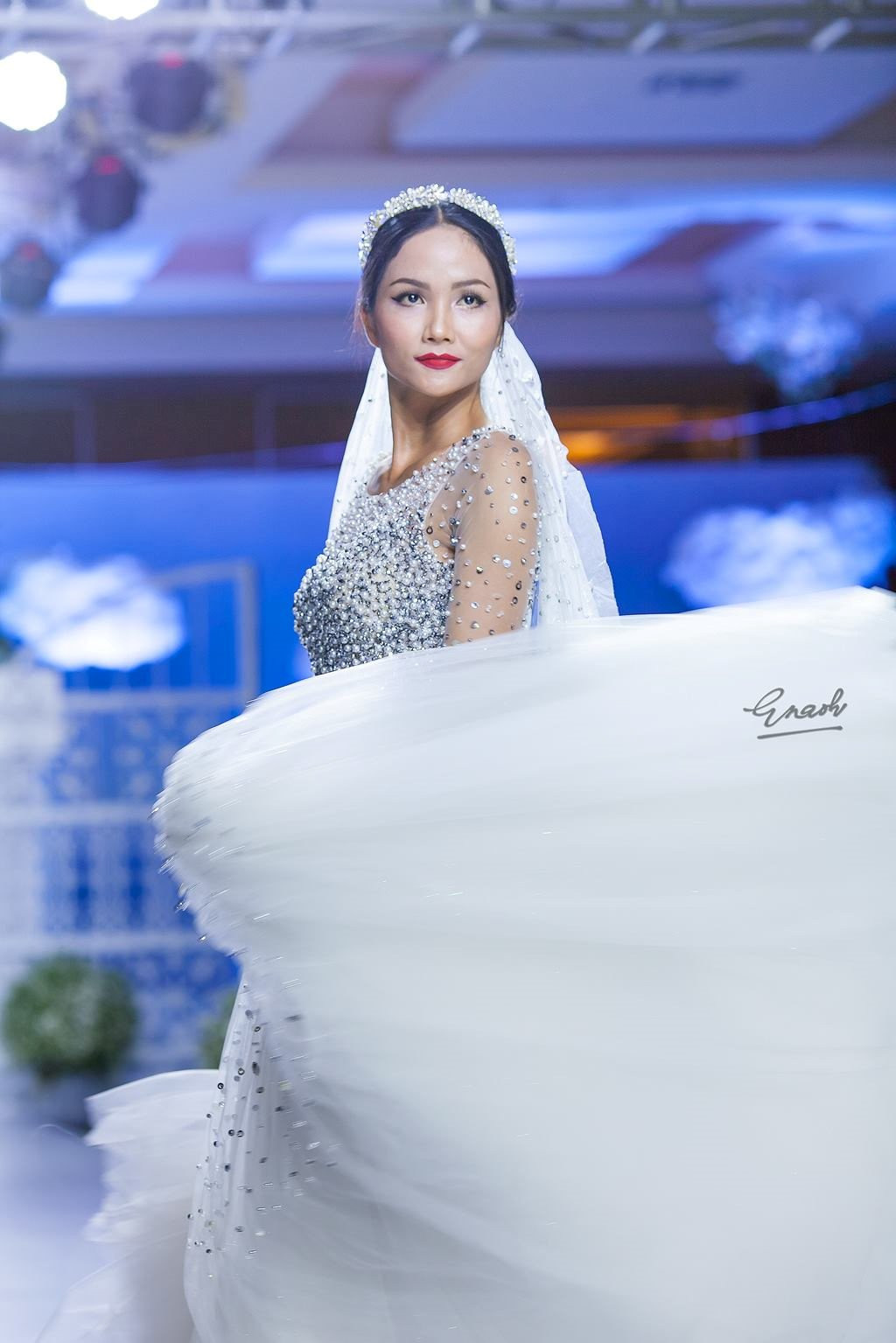 Anh qua khu cua Hoa hau Hoan vu H'Hen Nie lai gay chu y hinh anh 11