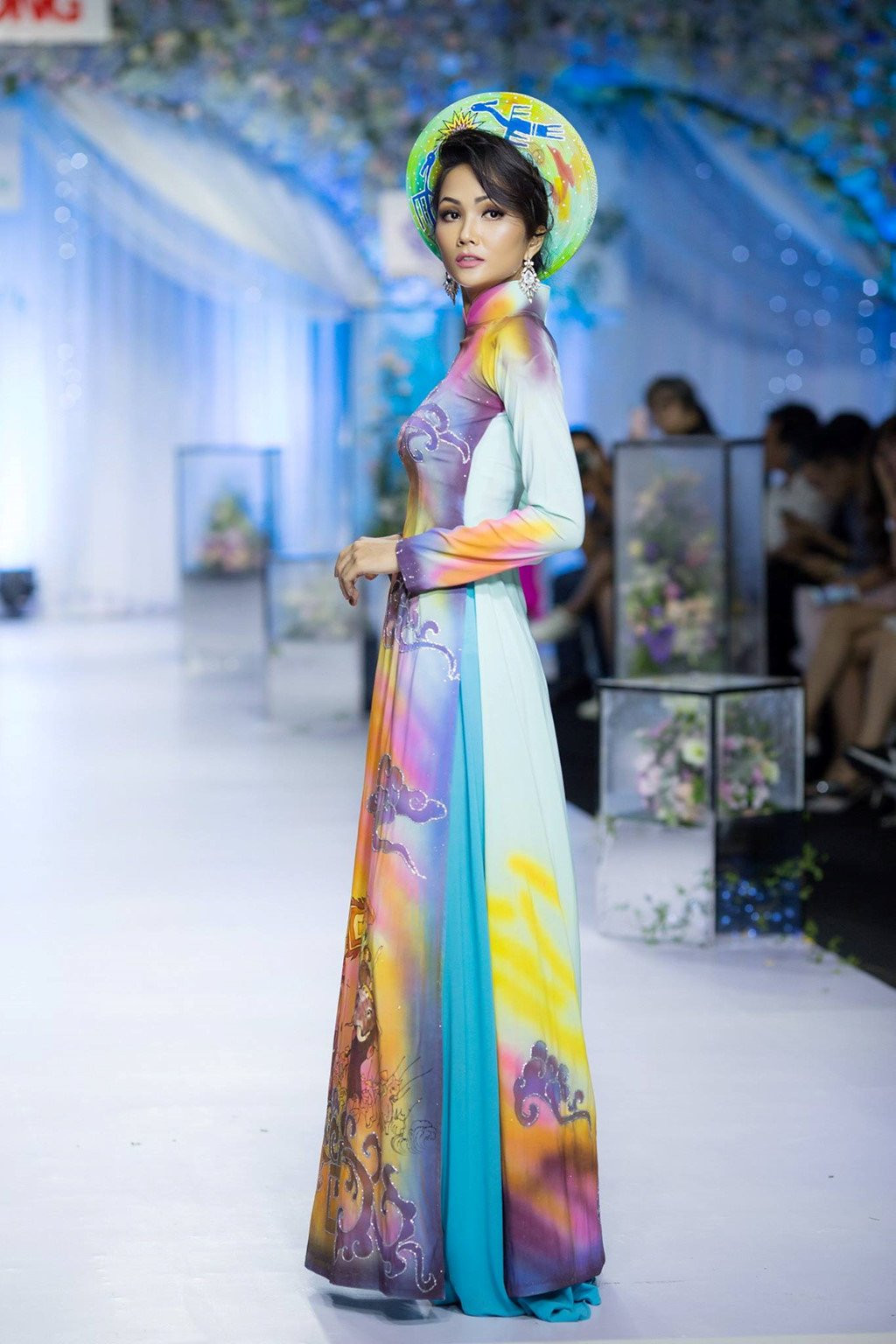 Anh qua khu cua Hoa hau Hoan vu H'Hen Nie lai gay chu y hinh anh 12